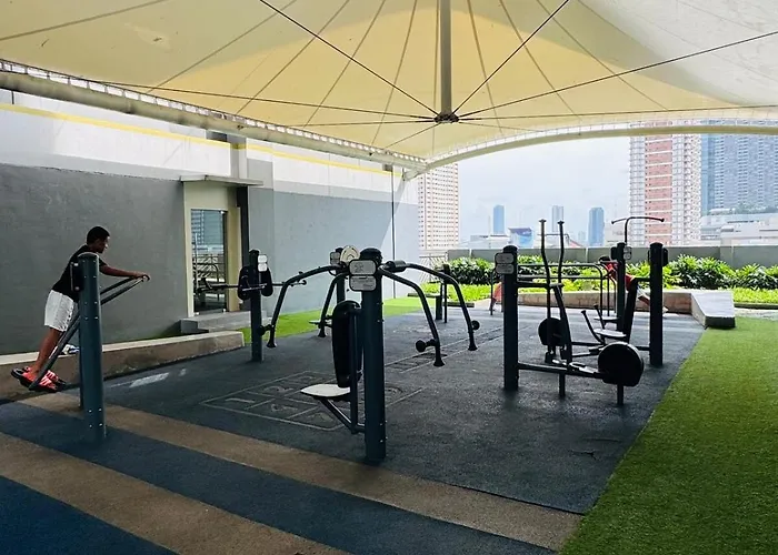 Kd's - Fast Wifi, Netflix , Pool , Karaoke Apartment Manila
