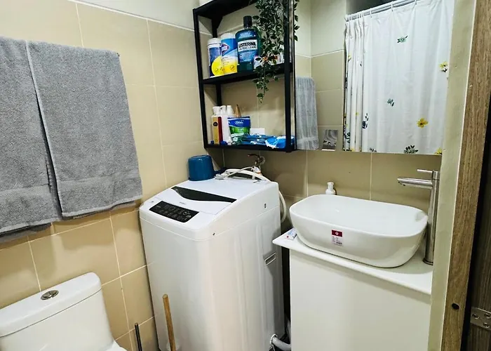 Kd's - Fast Wifi, Netflix , Pool , Karaoke Apartment Manila